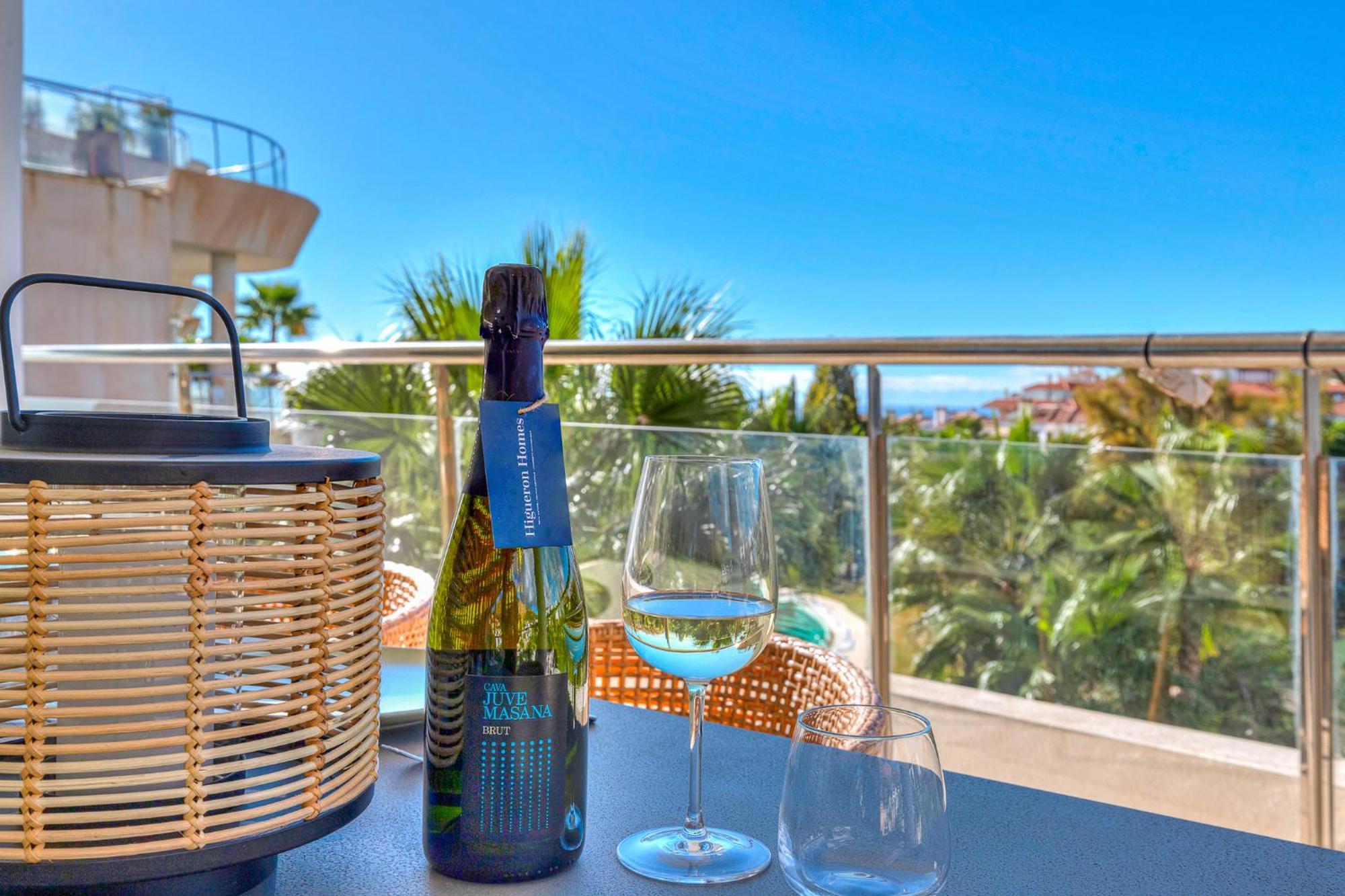 Luxurious 3-bed And 3 Bathroom - Reserva Del Higueron Apartment *